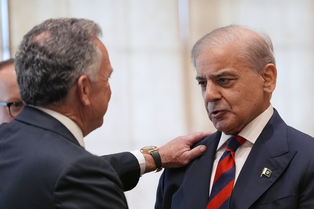 Pakistan's Prime Minister Shehbaz Sharif (R) (Getty Images)
