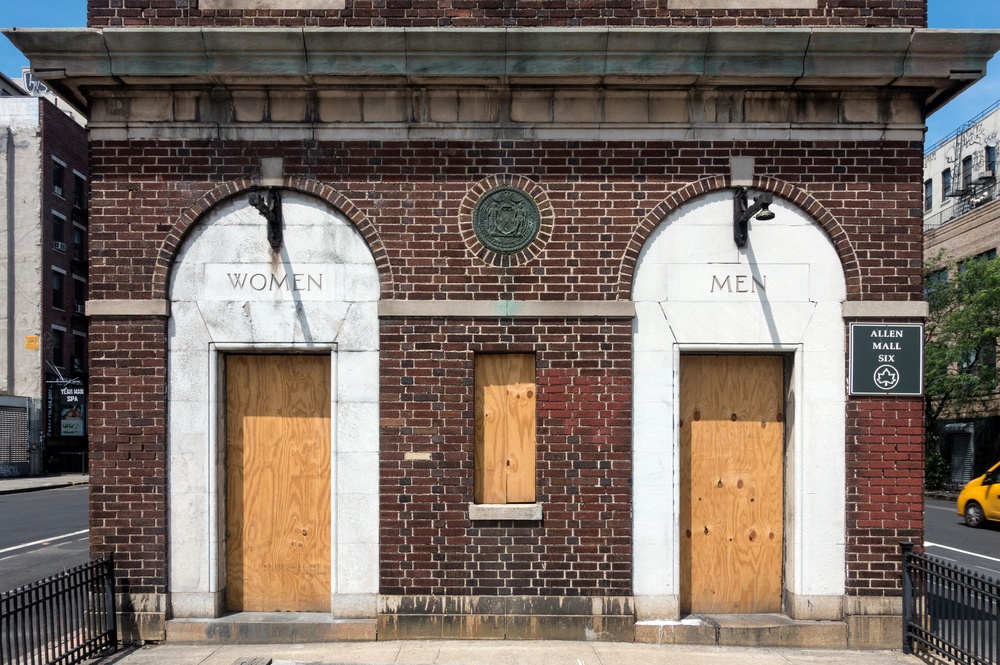GB904A Public facilities in New York City, boarded up and closed to the public