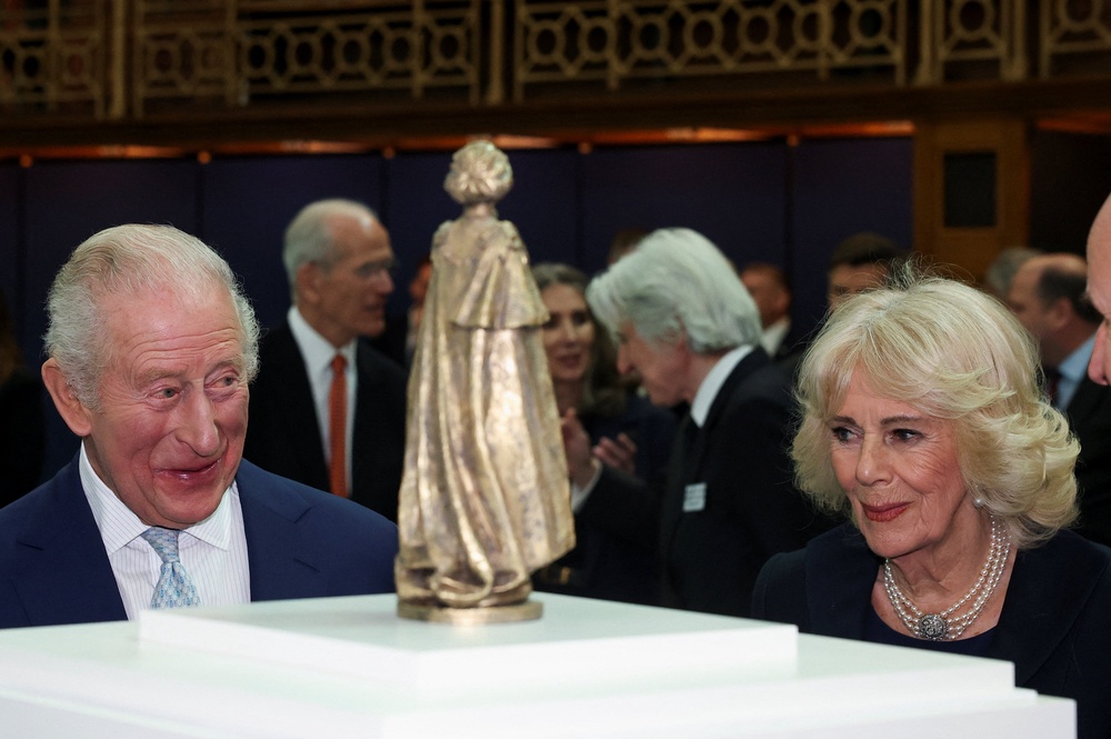 The King and Queen look at a statue by Martin Jennings, depicting Queen Elizabeth II (Toby Melville/PA) (PA Wire)