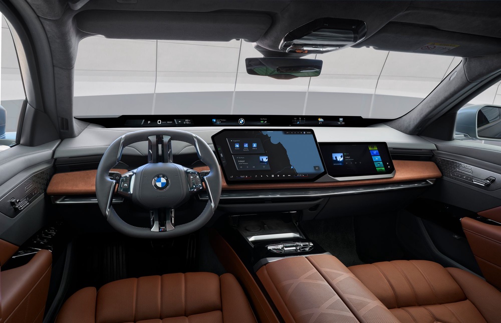 A revamped interior featuring Panoramic iDrive and new driver and passenger touchscreens feature in the new BMW 7 Series (BMW)
