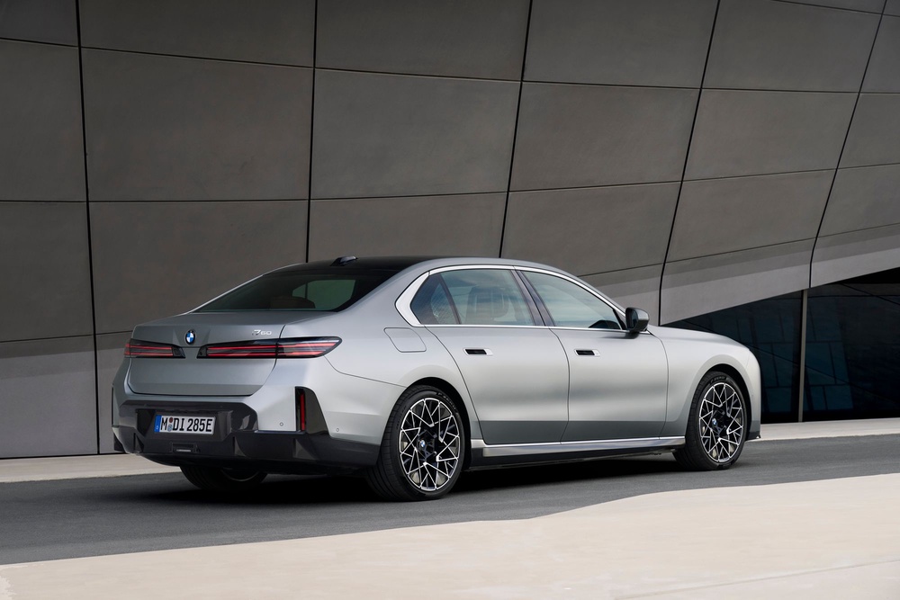 The back of the new BMW 7 Series features wider tail lamps for a more dynamic stance (BMW)