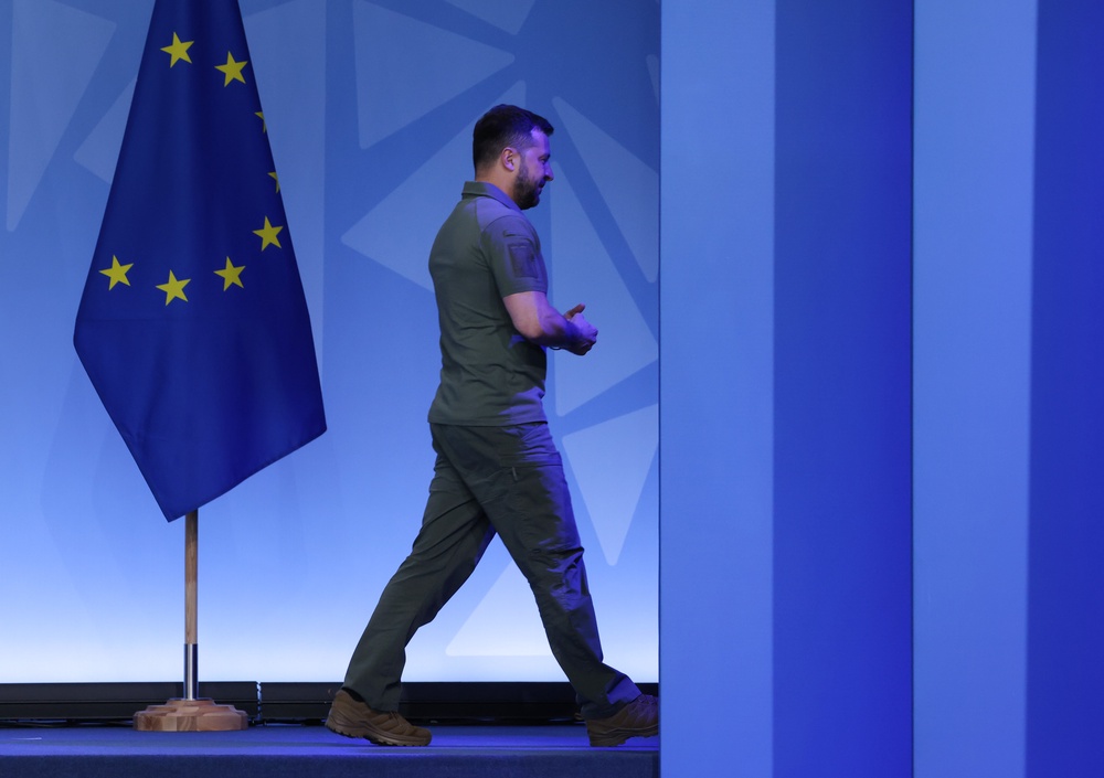 Ukrainian president Volodymyr Zelensky walks past the flag of the European Union in Vilnius, Lithuania (Getty)