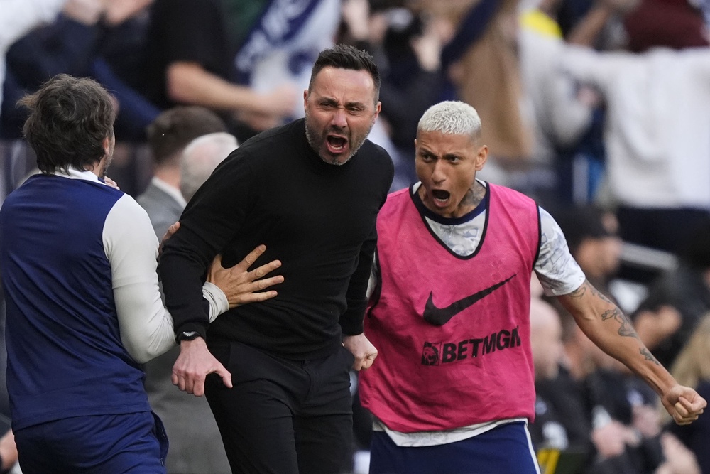 Roberto De Zerbi on the touchline with Richarlison during Tottenham’s 2-2 draw with Brighton (PA Wire)