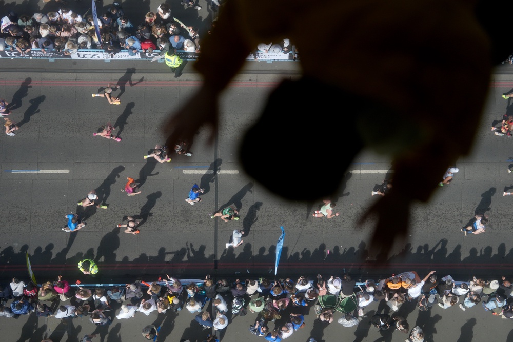 Some fans watched runners through the glass floor of Tower Bridge, high above the race route (Jonathan Brady/PA) (PA Wire)