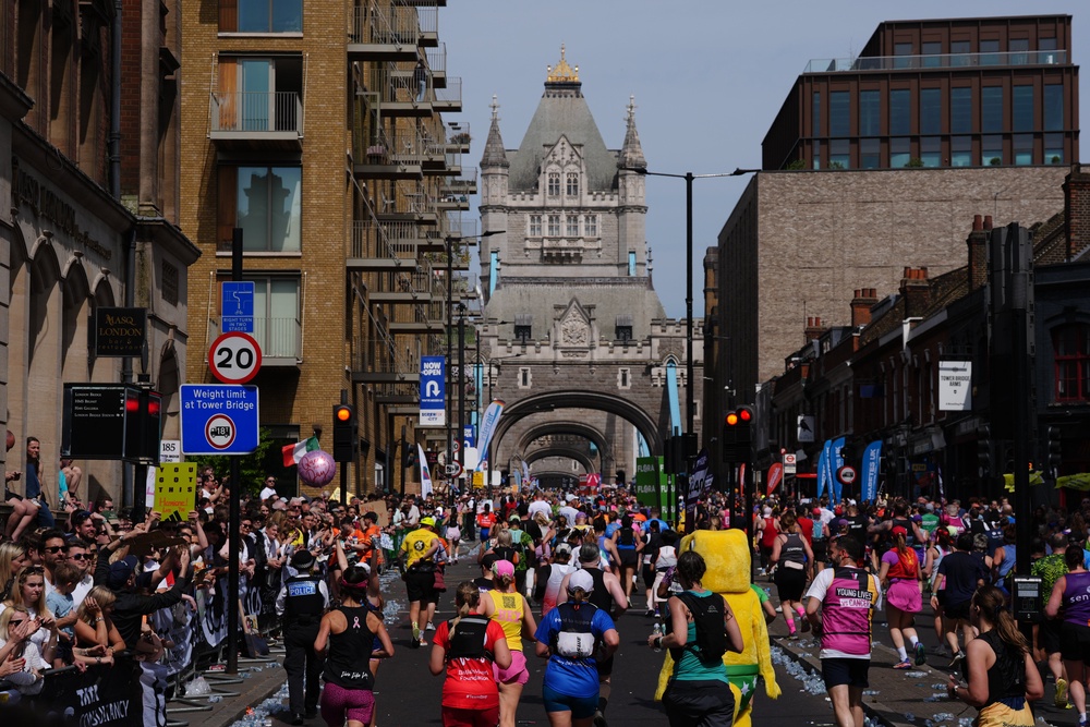 Runners approach Tower Bridge (Jonathan Brady/PA) (PA Wire)