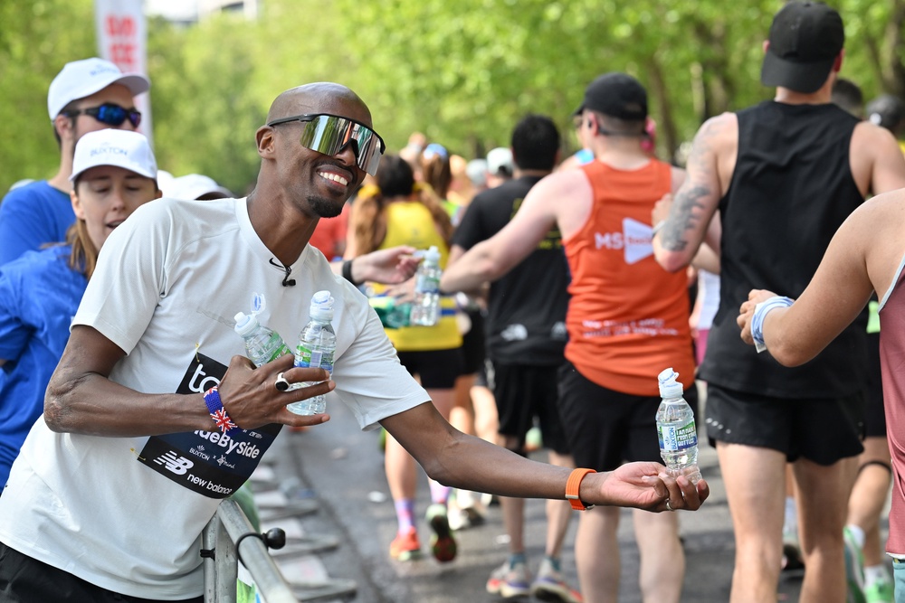 Olympic champion runner Mo Farah handed out bottles of water on The Embankment (Jas Lehal Media Assignments/PA) (PA Wire)