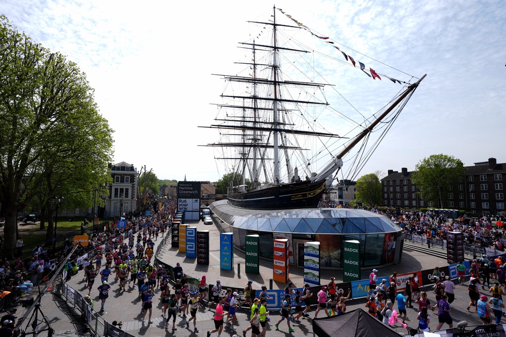 Runners round Cutty Sark (Ben Whiteley/PA) (PA Wire)