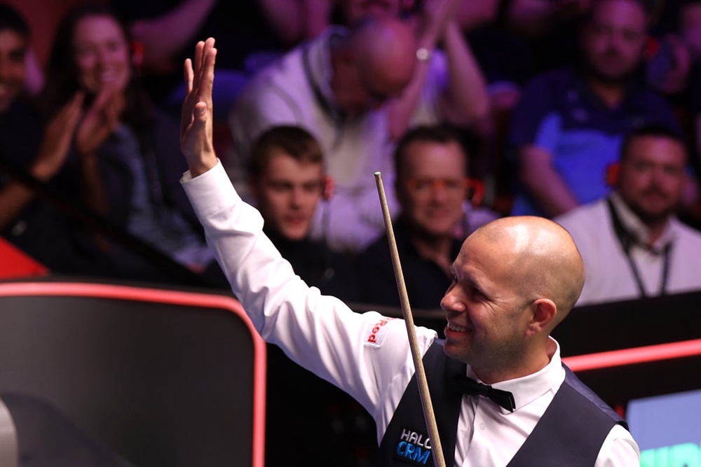 Image from: Ronnie O’Sullivan v John Higgins LIVE: Result from final-frame decider as rivals deliver World Snooker Championship thriller