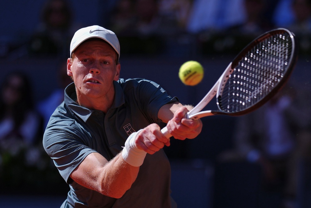 Jannik Sinner beat qualifier Elmer Moller 6-2 6-3 to move into the fourth round