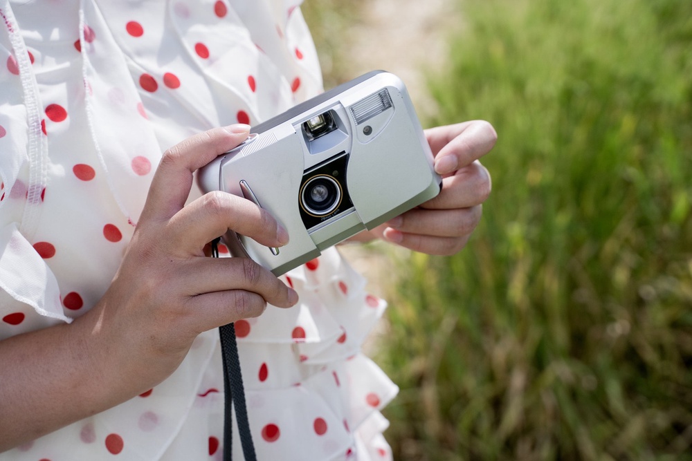More people are incorporating non-digital tech into their weddings (Getty/iStock)