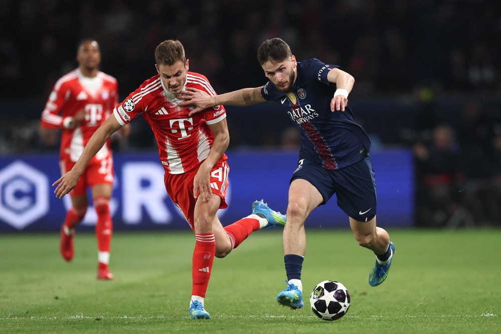 Aleksandar Pavlovic of FC Bayern Munich is challenged by Khvicha Kvaratskhelia of Paris Saint-Germain (Getty)