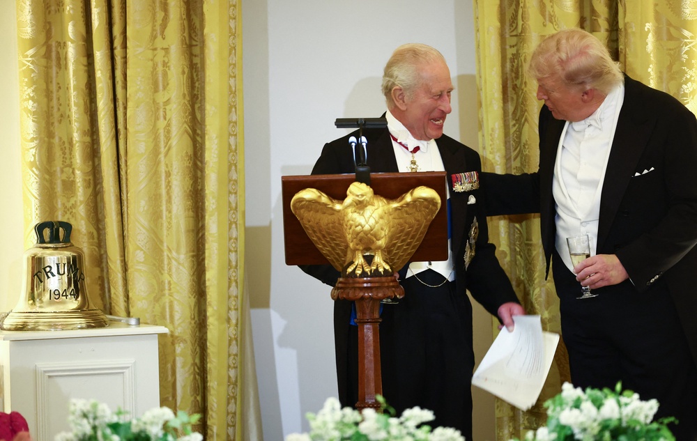 The King gifted President Trump a bell (AFP/Getty)