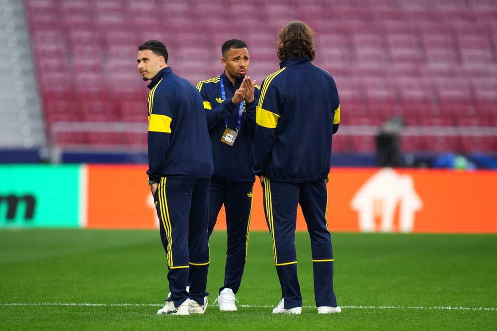 Arsenal players getting a feel for their surroundings after arriving at the stadium. (Getty Images)