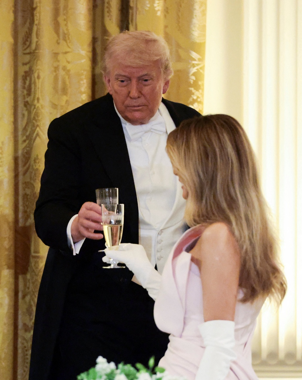 The president and first lady Melania Trump raise their glasses during the White House state dinner (REUTERS)