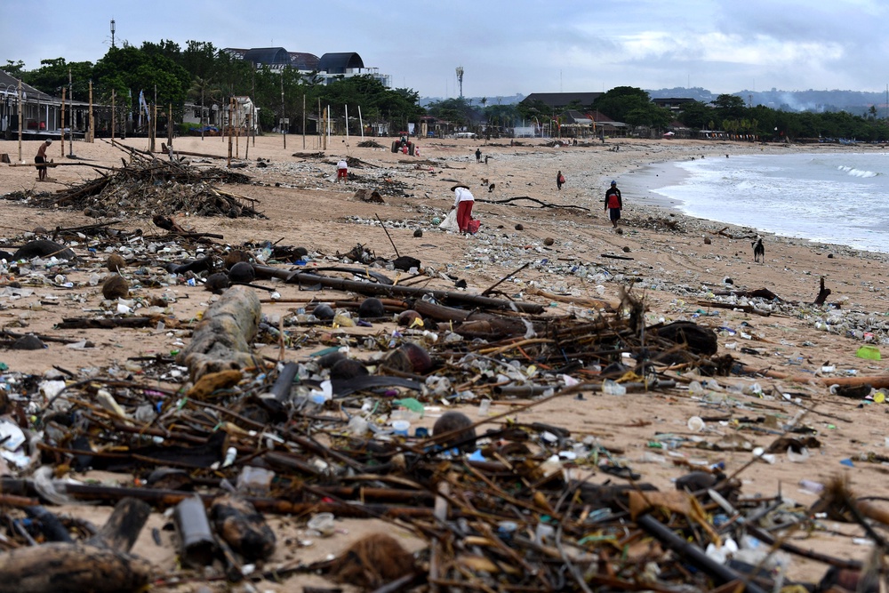 Collectors remove trash from the Kedonganan beach in Bali (AFP via Getty)