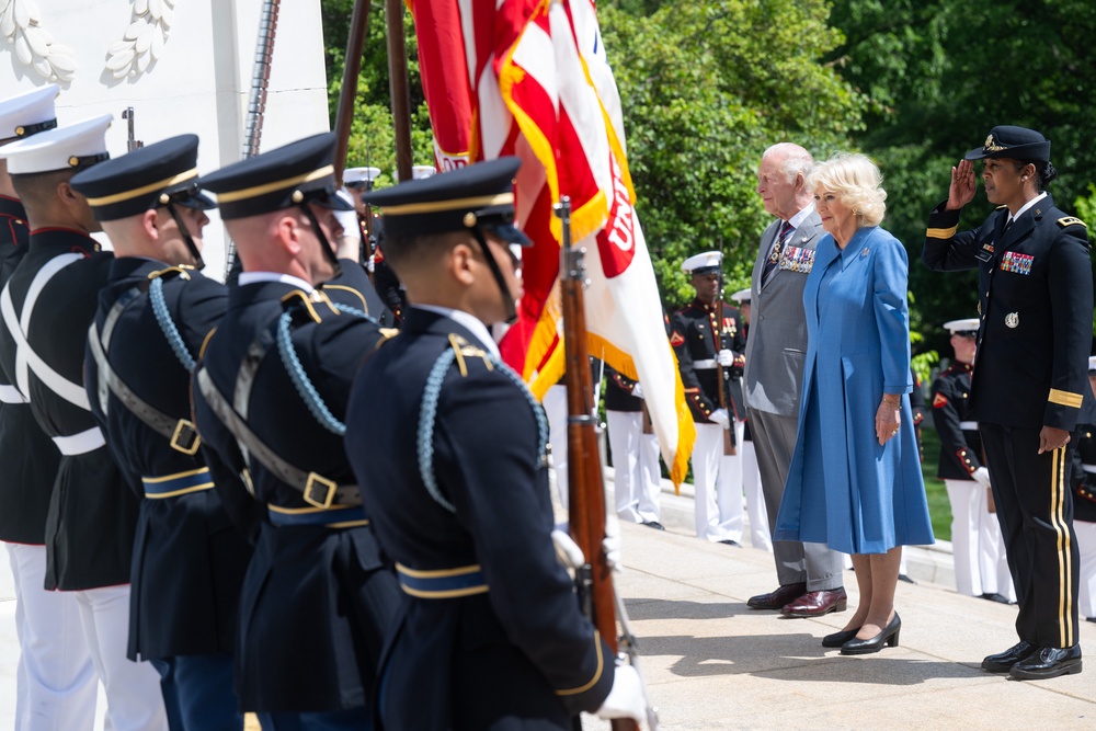The King and Queen lay tributes (Saul Loeb/PA) (PA Wire)