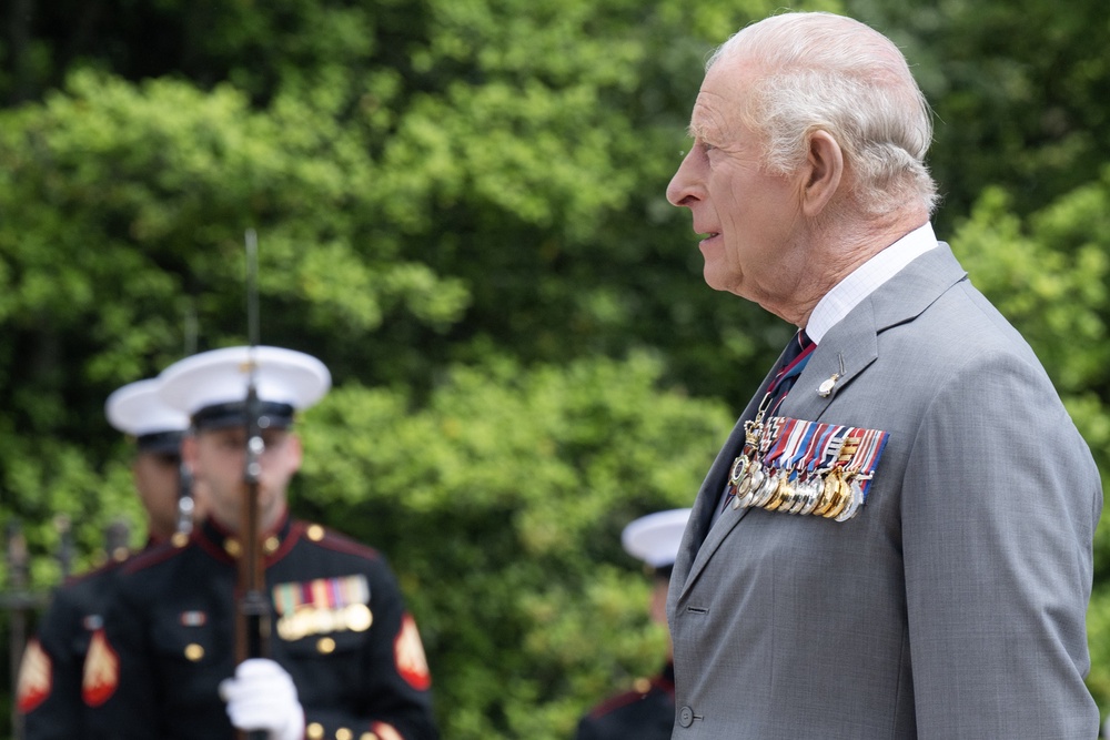 The King lays a wreath at the tomb of the unknown soldier (Saul Loeb/PA) (PA Wire)