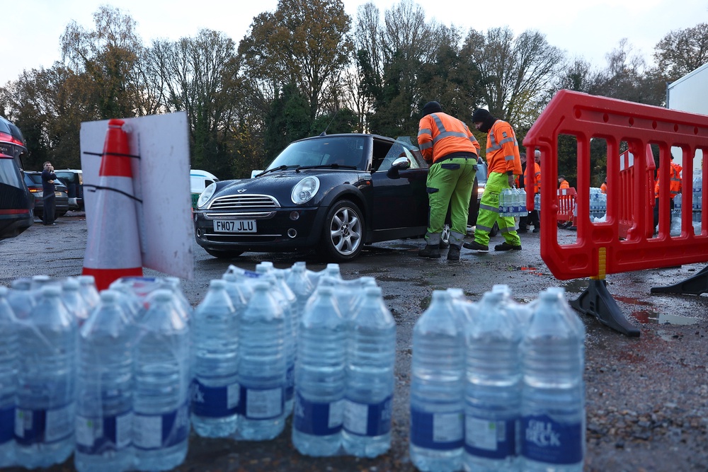South East Water volunteers help people to load bottled water into their cars in Tunbridge Wells following a supply issue in December 2025 (Getty)