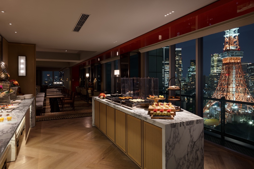 The Premium Club Lounge offers a superb evening setting to sip a glass of champagne (Prince Park Tower Hotel Tokyo)