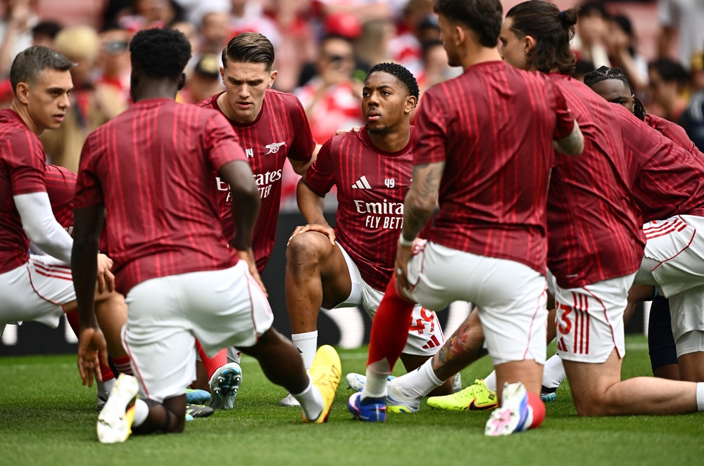 Arsenal players stretch (Reuters)