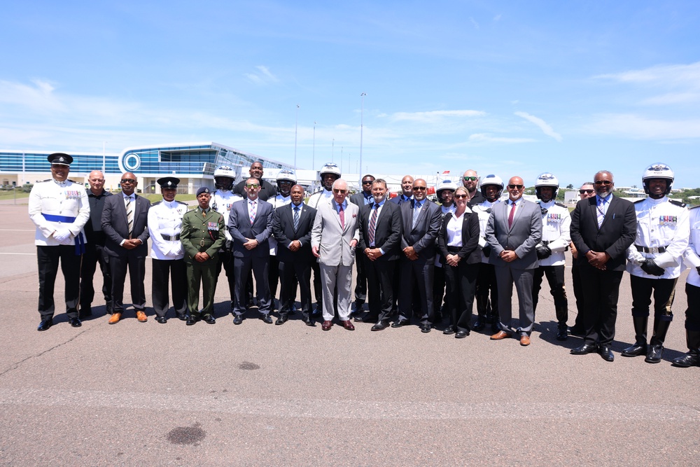 Charles has a group photo taken with his security team before he boards his plane (Ian Vogler/Daily Mirror/PA) (PA Wire)