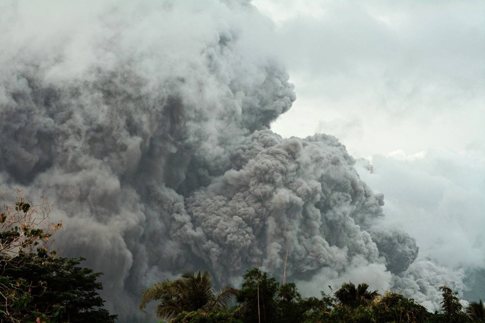 Mayon volcano spews ash (AP)