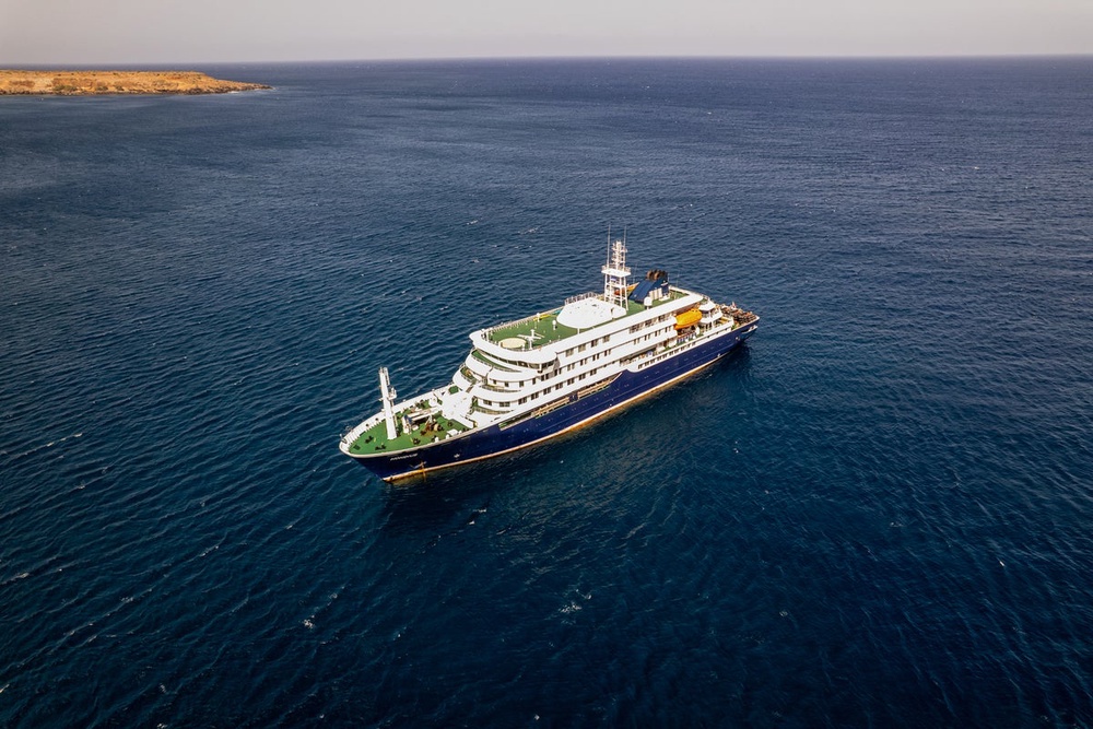 Image from: Hantavirus latest: First British passengers pictured leaving cruise ship being evacuated in Tenerife