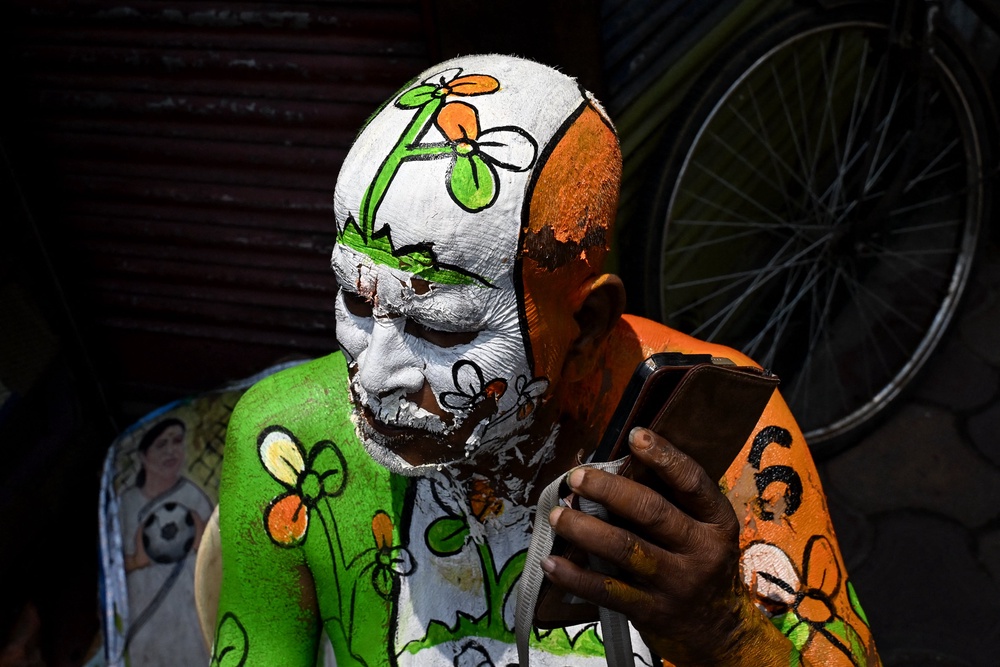 A supporter with TMC party symbol in Kolkata (AFP/Getty)