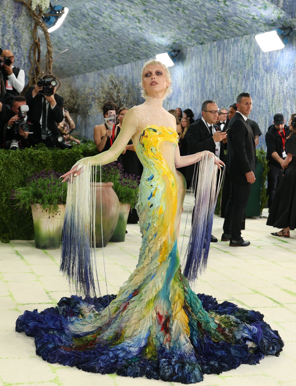 Internet personality and presenter Emma Chamberlain understood the assignment by using her body as a canvas wearing custom Mugler by Miguel Castro Freitas (AFP/Getty)