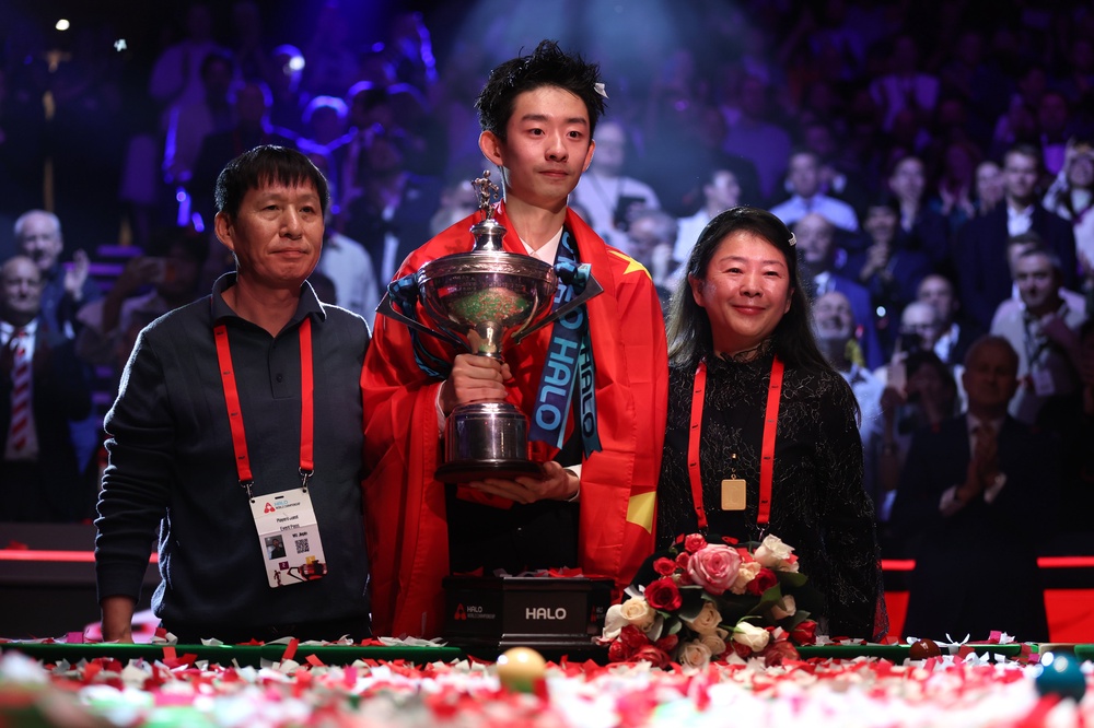 Wu Yize celebrated winning the world snooker title with his parents (Getty)