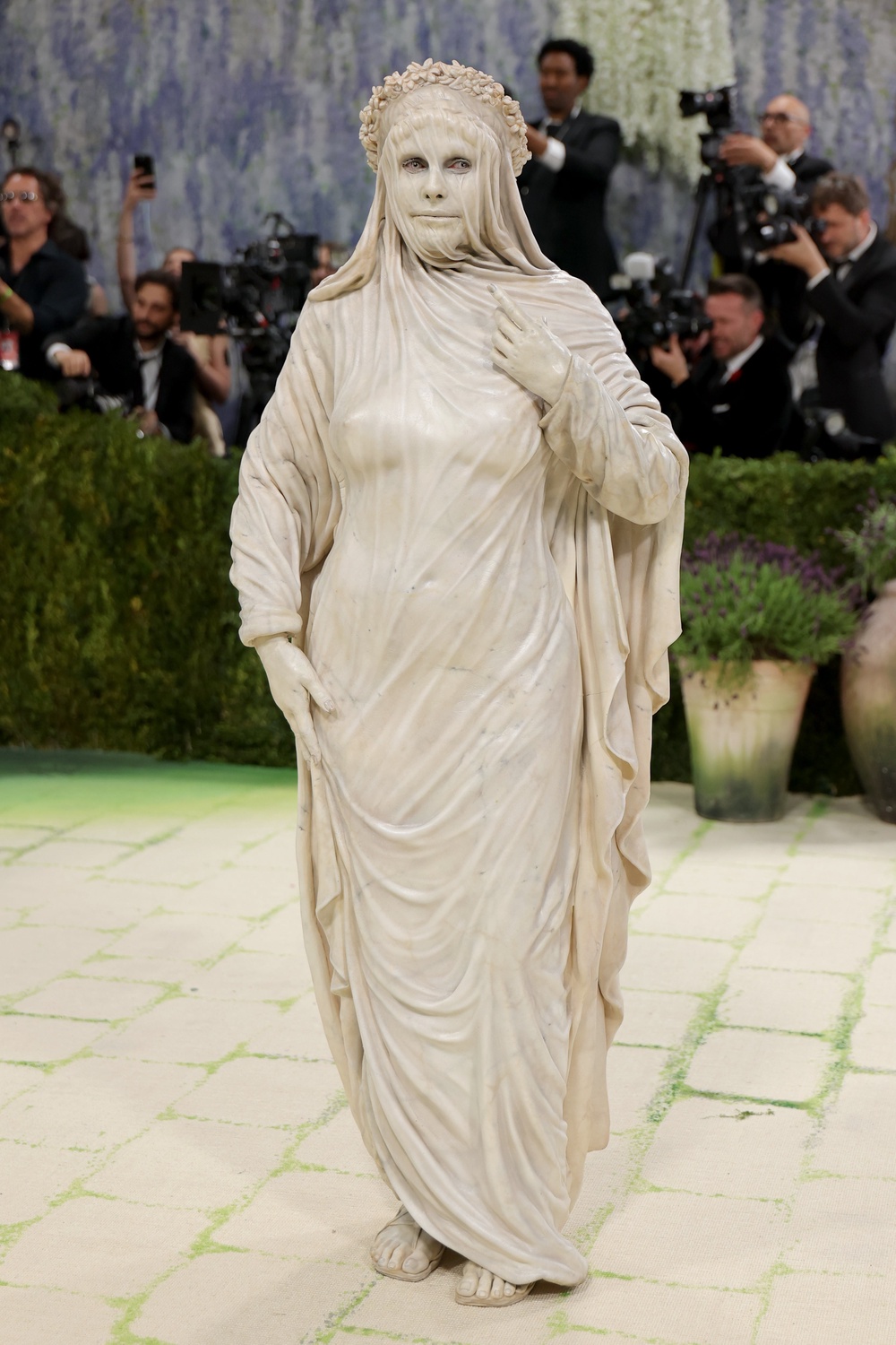 You can’t knock Heidi Klum’s commitment to the theme. She came dressed as an actual statue (Getty)