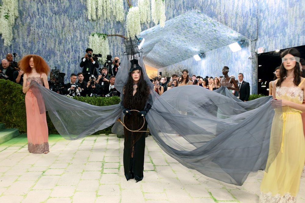 The ‘Vogue’ singer was also joined by several women with sheer blindfolds who helped display her outfit (Getty)
