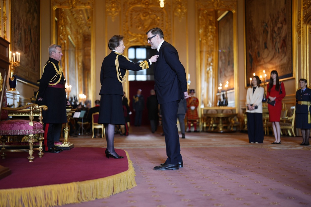Richard Osman being made an OBE by the Princess Royal (Jordan Pettitt/PA) (PA Wire)