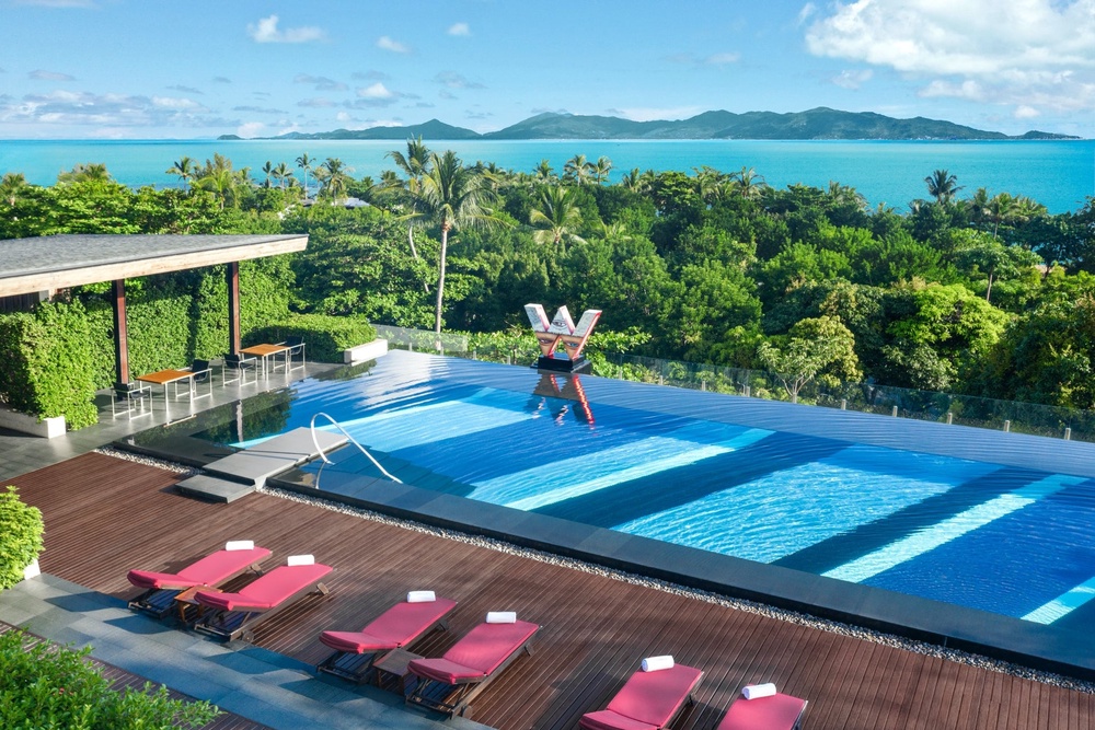 The communal pool overlooking the ocean (Marriott)