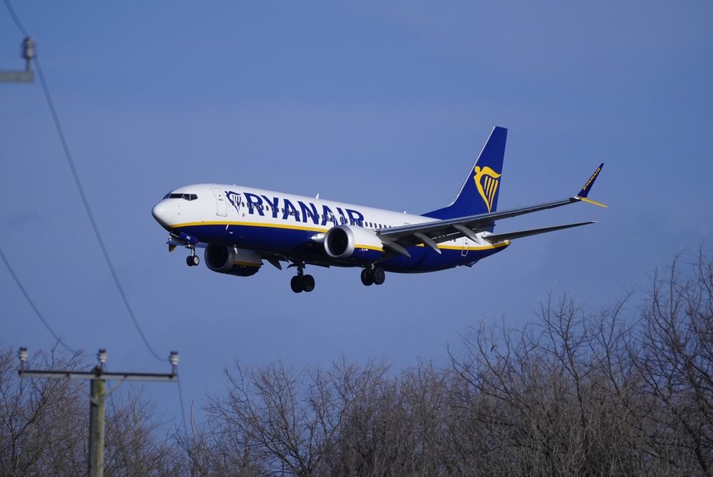 The boss of Ryanair has called for the early morning, pre-flight pint to be banned to stop disruptive behvious (PA)