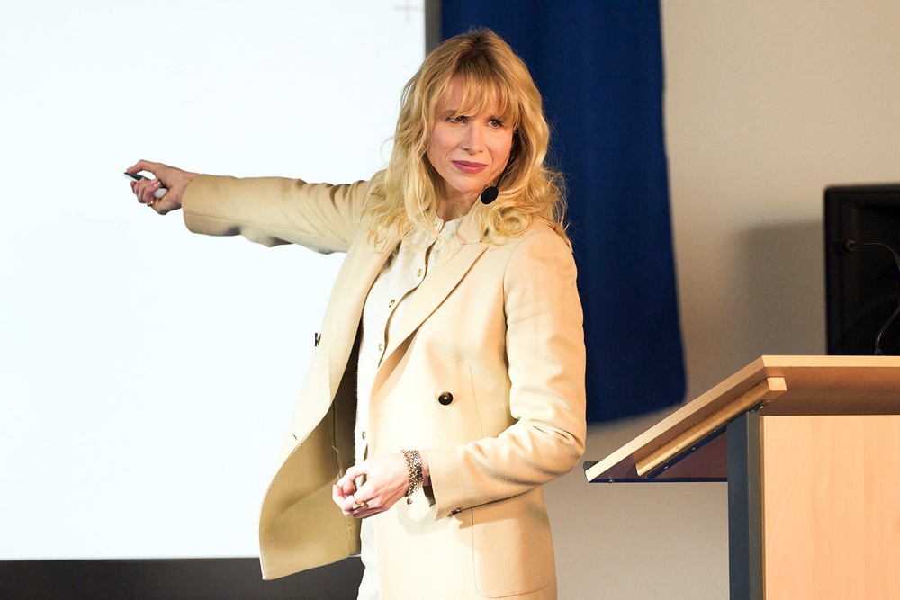Getting clicks 101: Amanda schooling her daughter’s class on how to be an influencer (BBC)