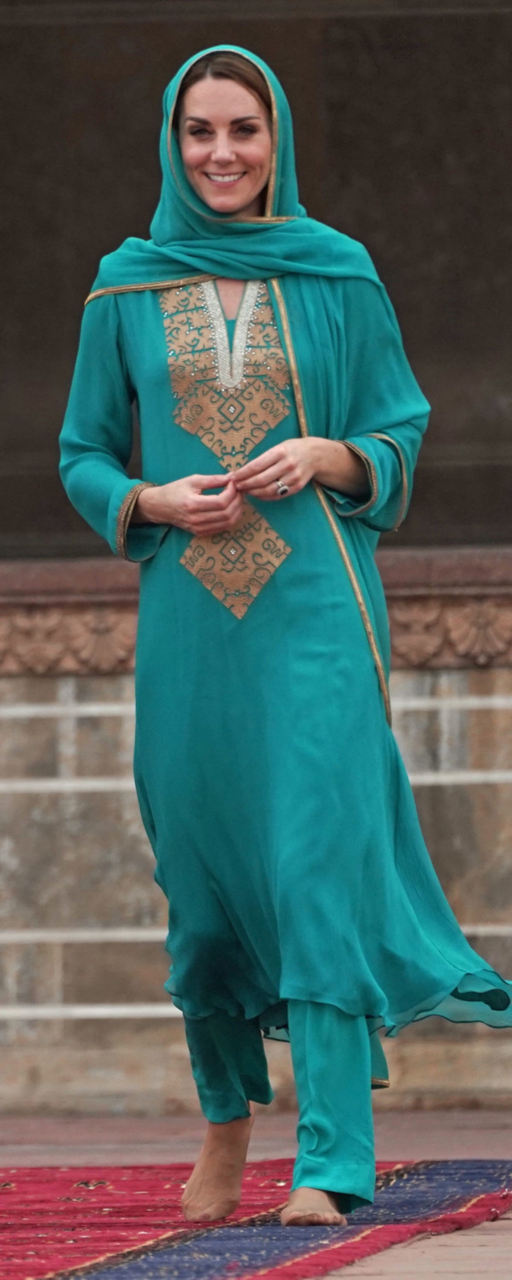 Kate wearing a headscarf and traditional shalwar kameez (PA) (PA Archive)