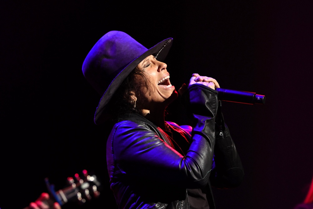 Linda Perry singing at the premiere of ‘Let It Die Here’ at New York’s Tribeca Festival (Getty)