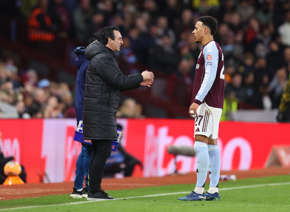 Unai Emery speaks to Rogers, his midfield maestro (Getty)