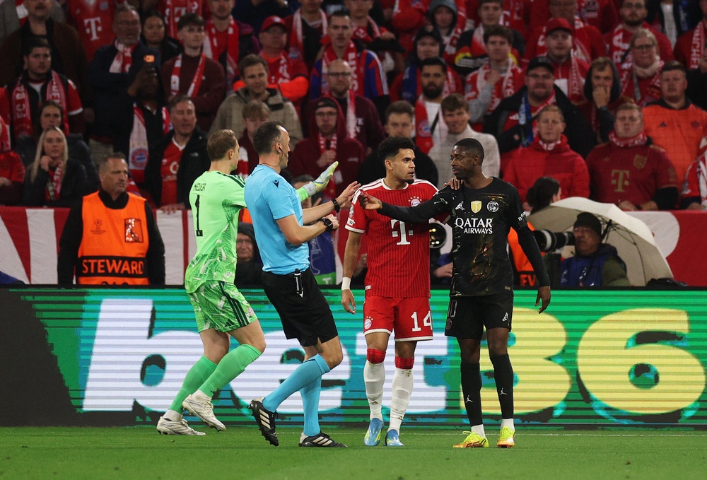 Dembele picked up the lighter and handed it to referee João Pinheiro (Getty)