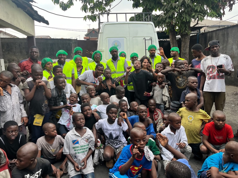 Workers and users of Mapendo Banque Alimentaire in Kinshasa gather for a photograph (Mapendo Banque Alimentaire)
