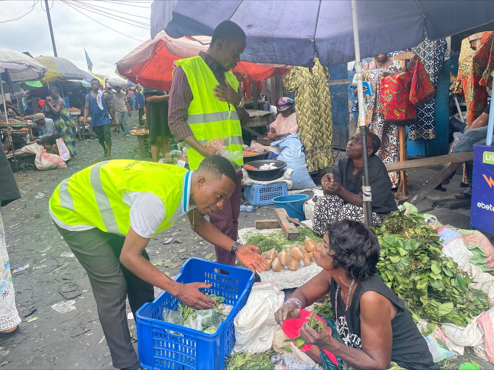 Gathering food from the market for Mapendo Banque Alimentaire (Mapendo Banque Alimentaire)