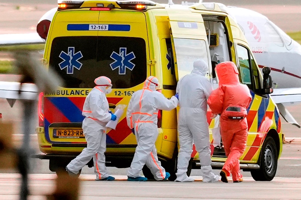 Image from: Hantavirus latest: First British passengers pictured leaving cruise ship being evacuated in Tenerife