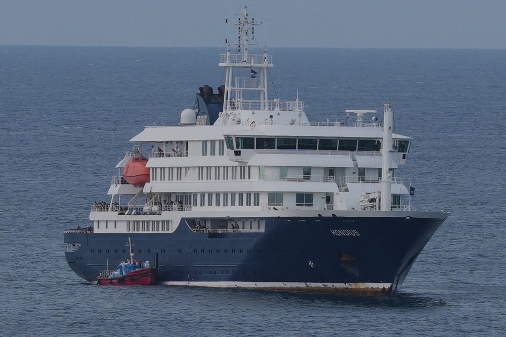 Image from: Hantavirus latest: First British passengers pictured leaving cruise ship being evacuated in Tenerife