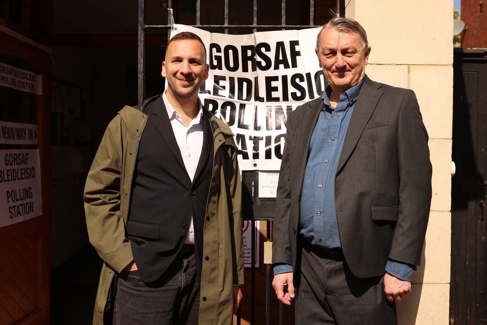 Wales Green Party leader Anthony Slaughter (R) and UK leader Zack Polanski pose for photos in Penarth (Getty)