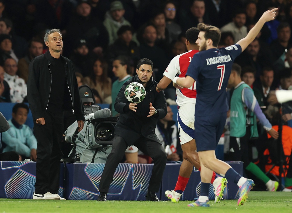Mikel Arteta, Manager of Arsenal, catches the ball as Luis Enrique, Head Coach of Paris Saint-Germain (Getty)