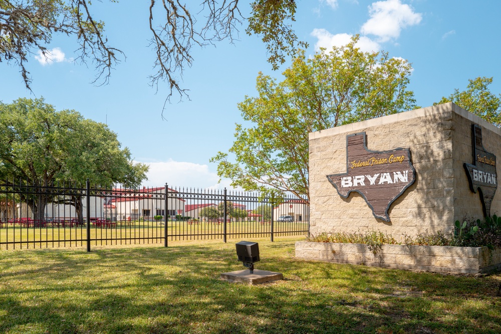 Inmates at the Bryan facility reported that Ghislaine Maxwell’s arrival triggered strict new security measures, including unit lockdowns and the closing of window blinds (Getty Images)