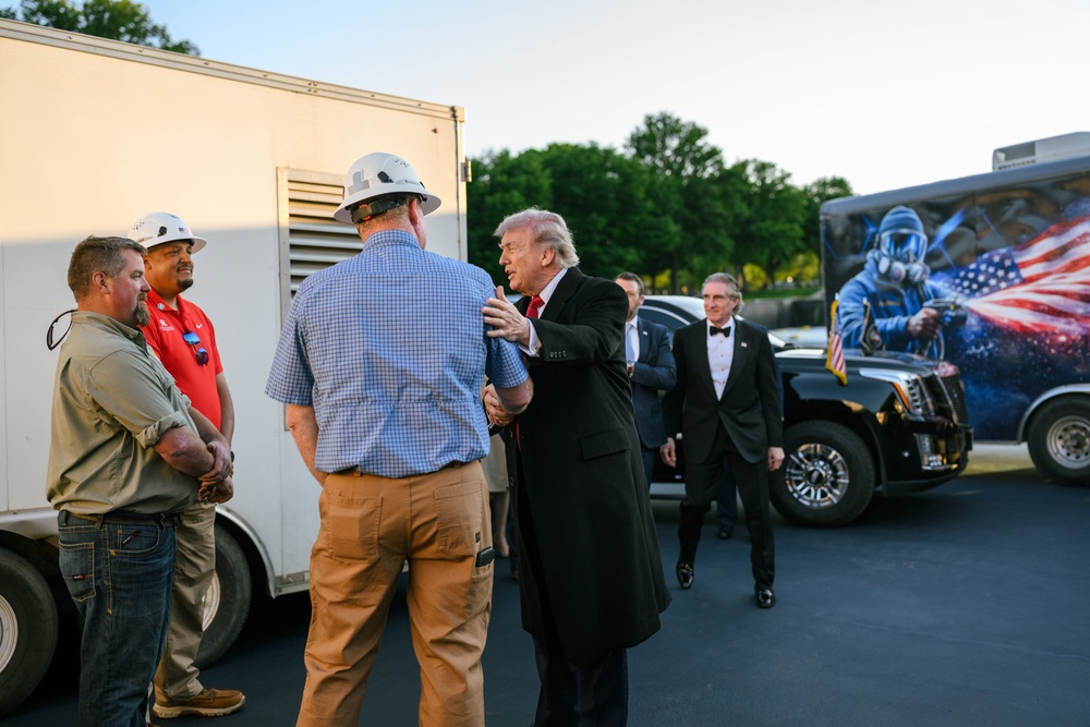 Trump asked the workers on site if they think Iran should have a nuclear weapon, and they responded with a resounding ‘no’ (White House)