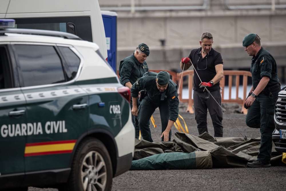 Image from: Hantavirus latest: First British passengers pictured leaving cruise ship being evacuated in Tenerife