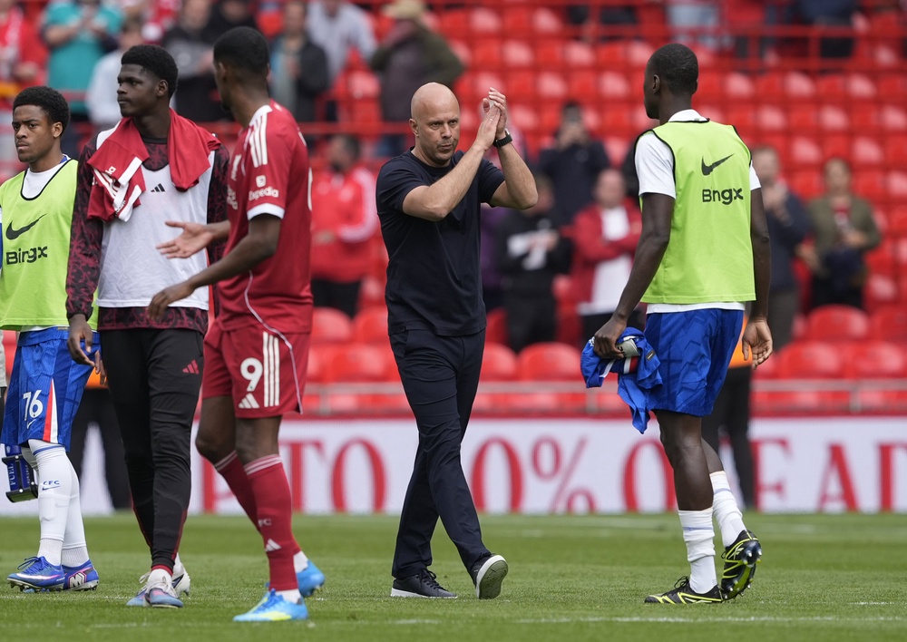 Liverpool manager Arne Slot applauds the fans after the draw with Chelsea (Peter Byrne/PA) (PA Wire)